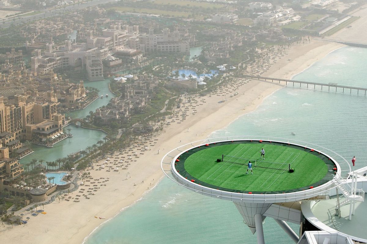 Ovanlig tennisbana i Dubai
