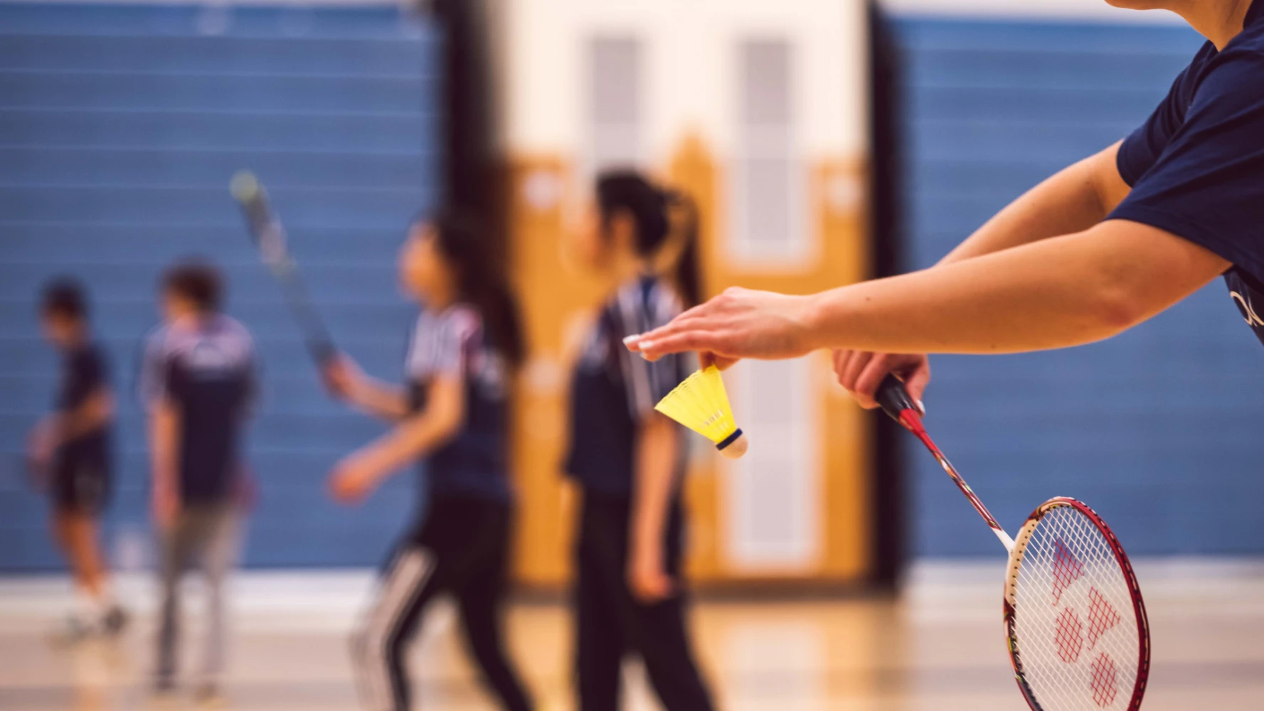 Badminton: dominare il servizio corto e le tattiche di battuta