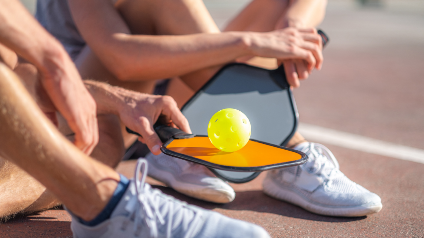 Elegir tu pala de pickleball: pelotas y zapatillas para optimizar tu juego