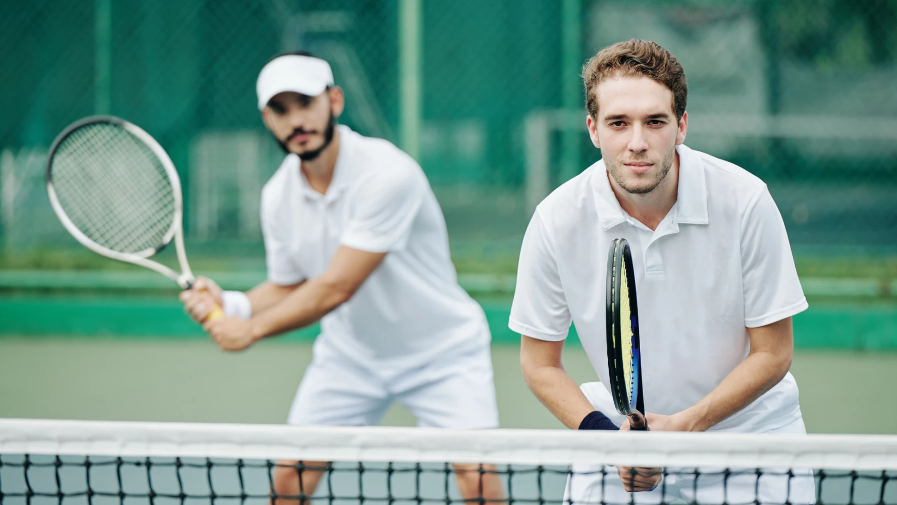 Positionierung, Kommunikation und Taktiken, um das Netz als Doppel im Tennis zu dominieren