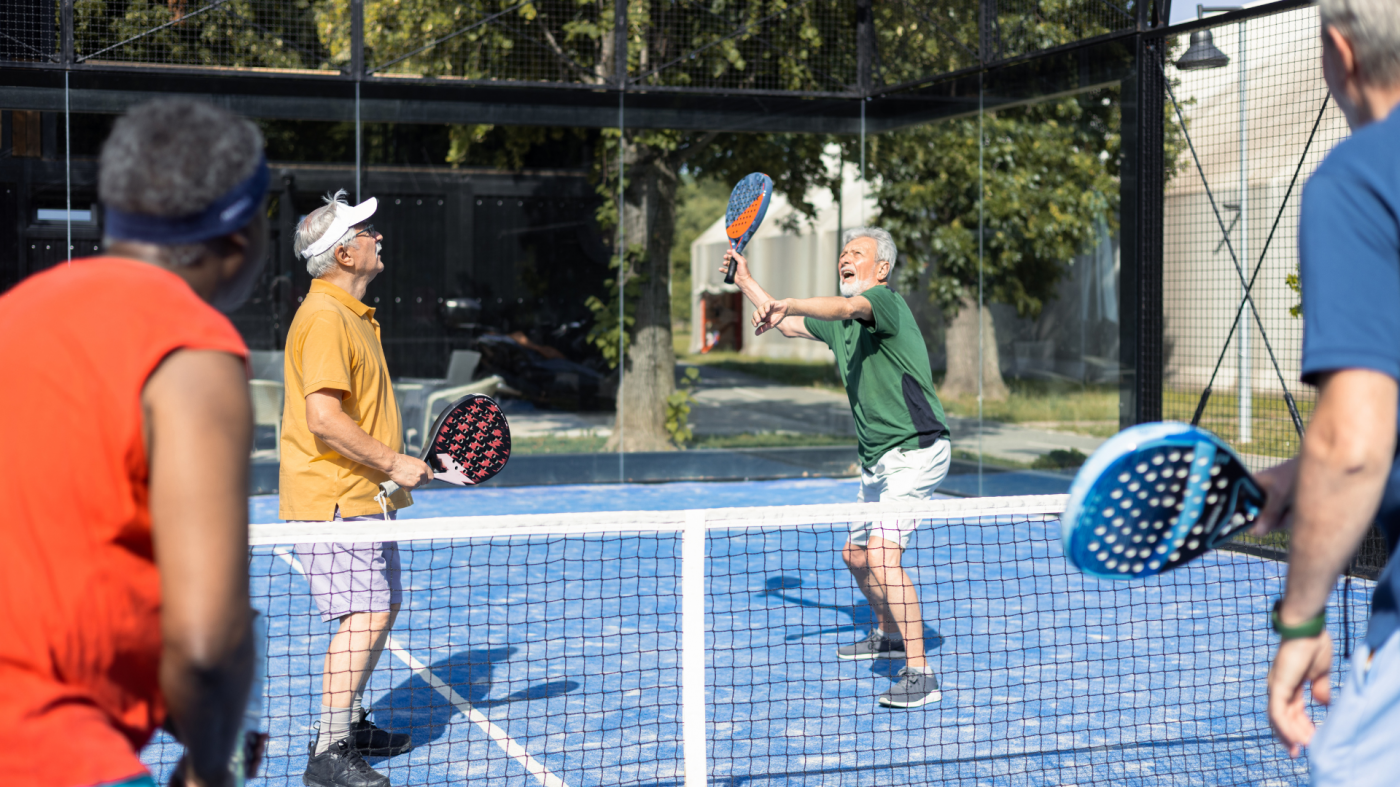El Pádel para Mayores: ¿El Deporte Ideal para Mantenerse en Forma Después de los 60 Años?