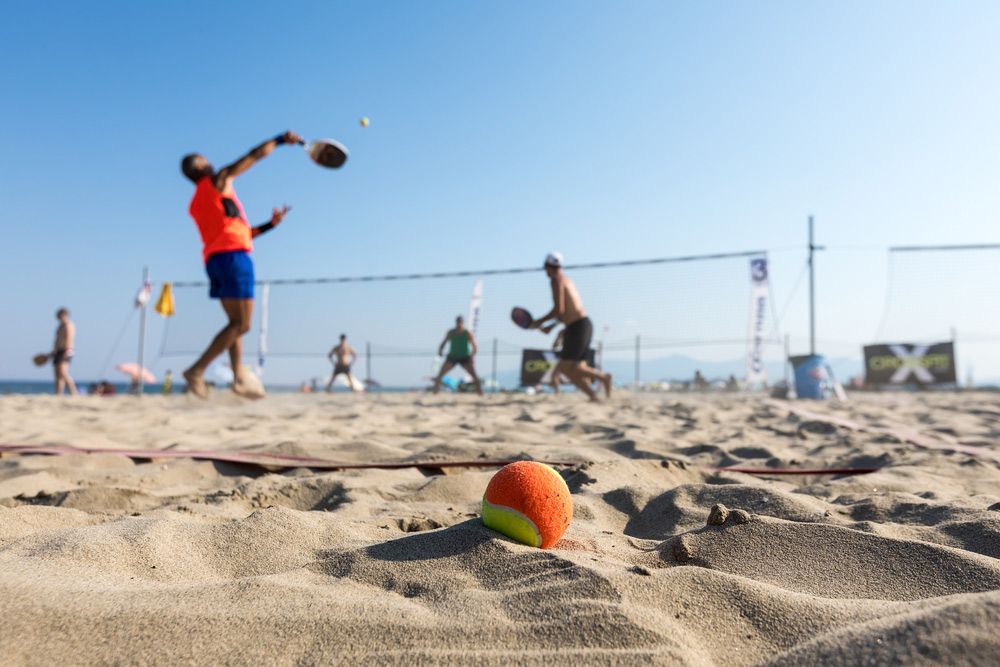 Joueurs de beach tennis sur une plage