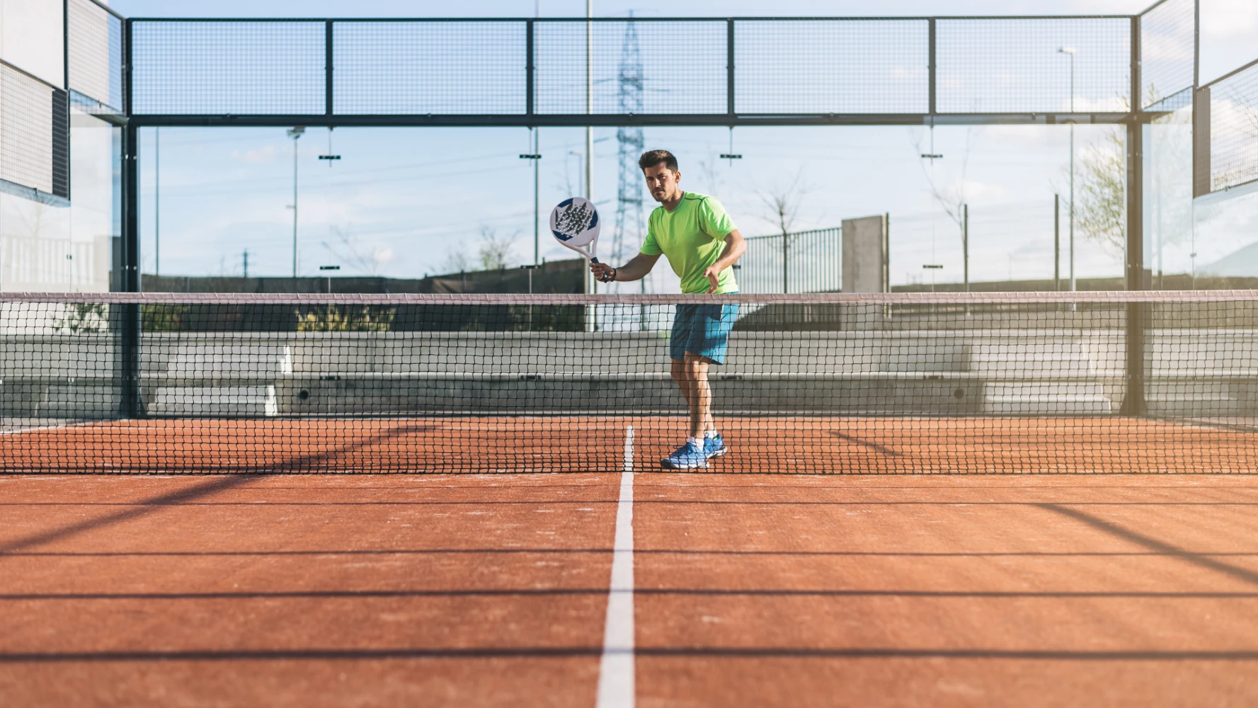 Tática Padel 2026: Onde mirar no voleio para ganhar o ponto?