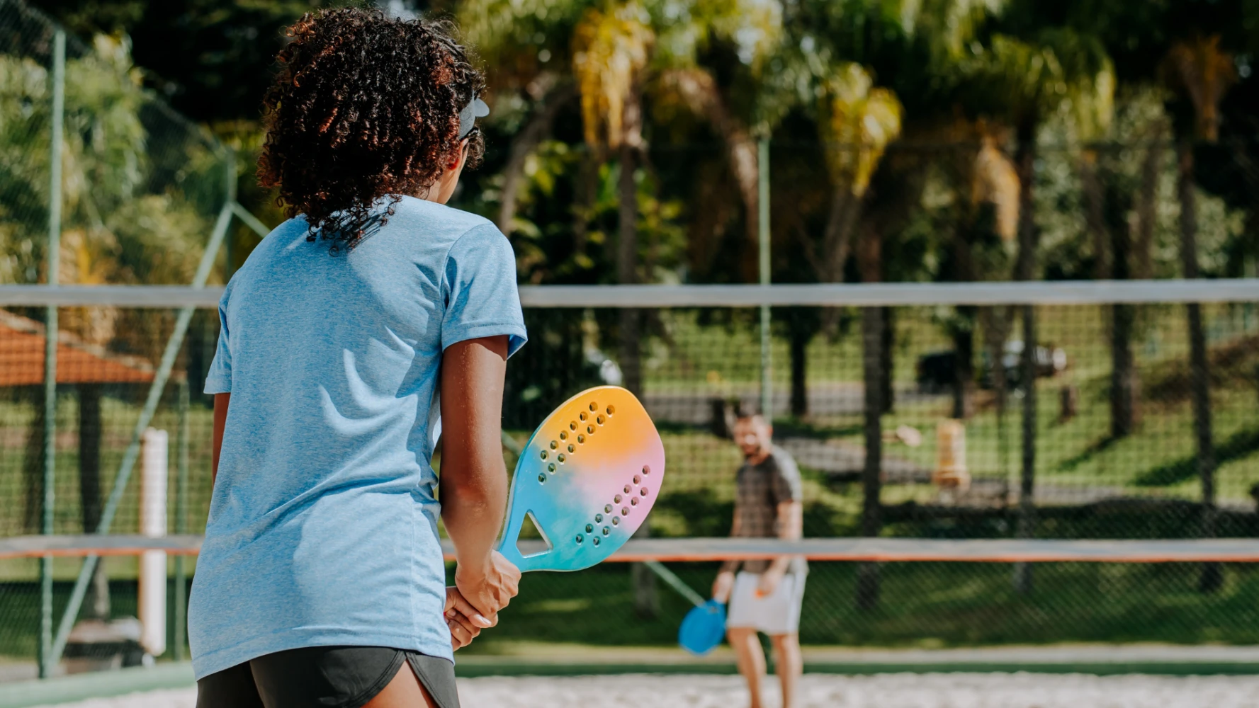 Beach tennis: varför är serven så speciell?