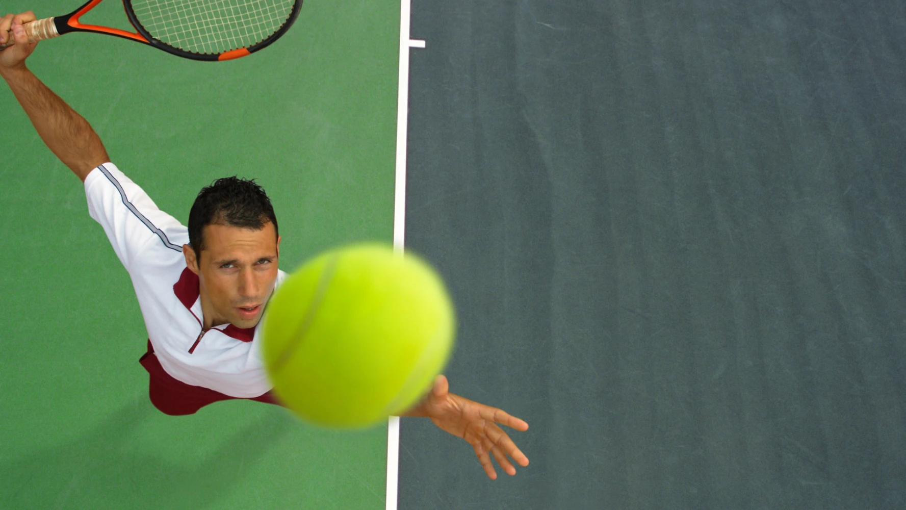 Comprendre et réaliser le service kické au tennis