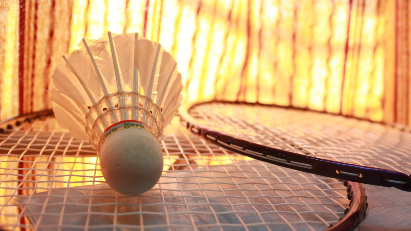 Badmintonracketar och fjäderboll
